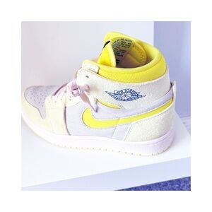 Jordan Zoom Air. size 9. Never worn. Yellow and Cream